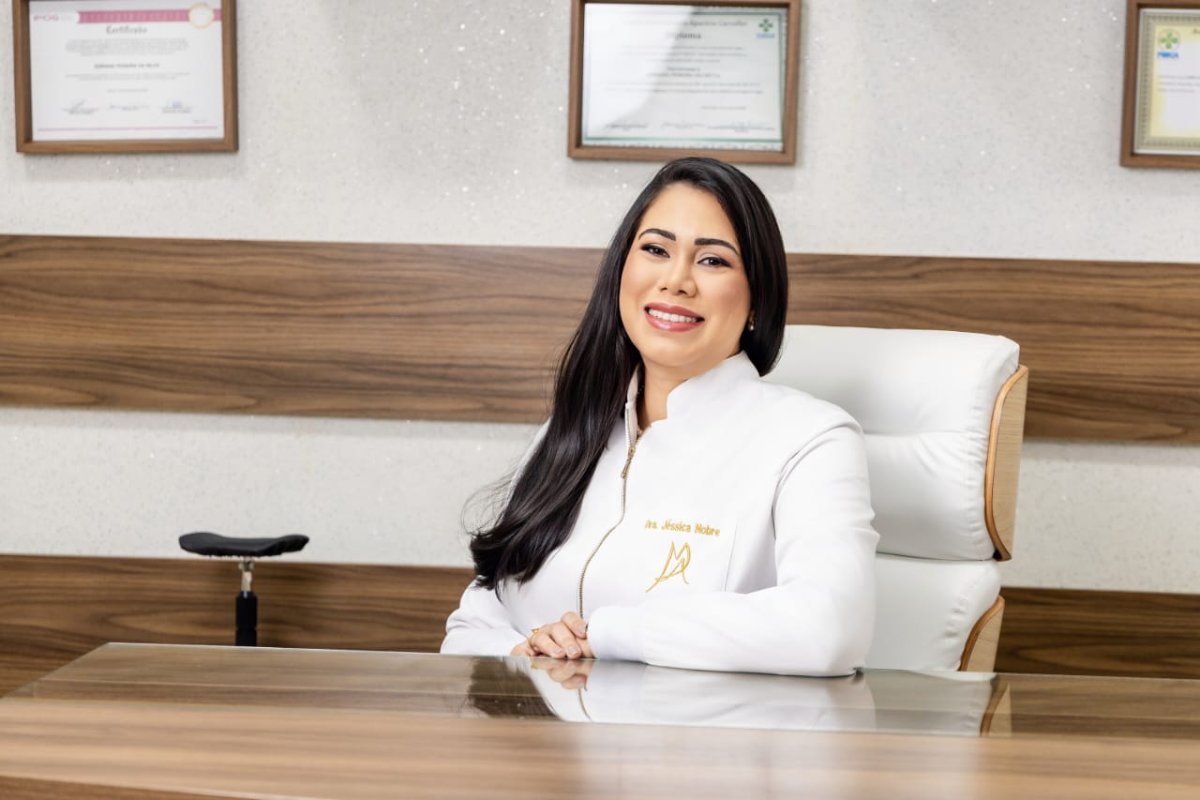 Dra. Jéssica Nobre em seu consultório, sorrindo de forma acolhedora